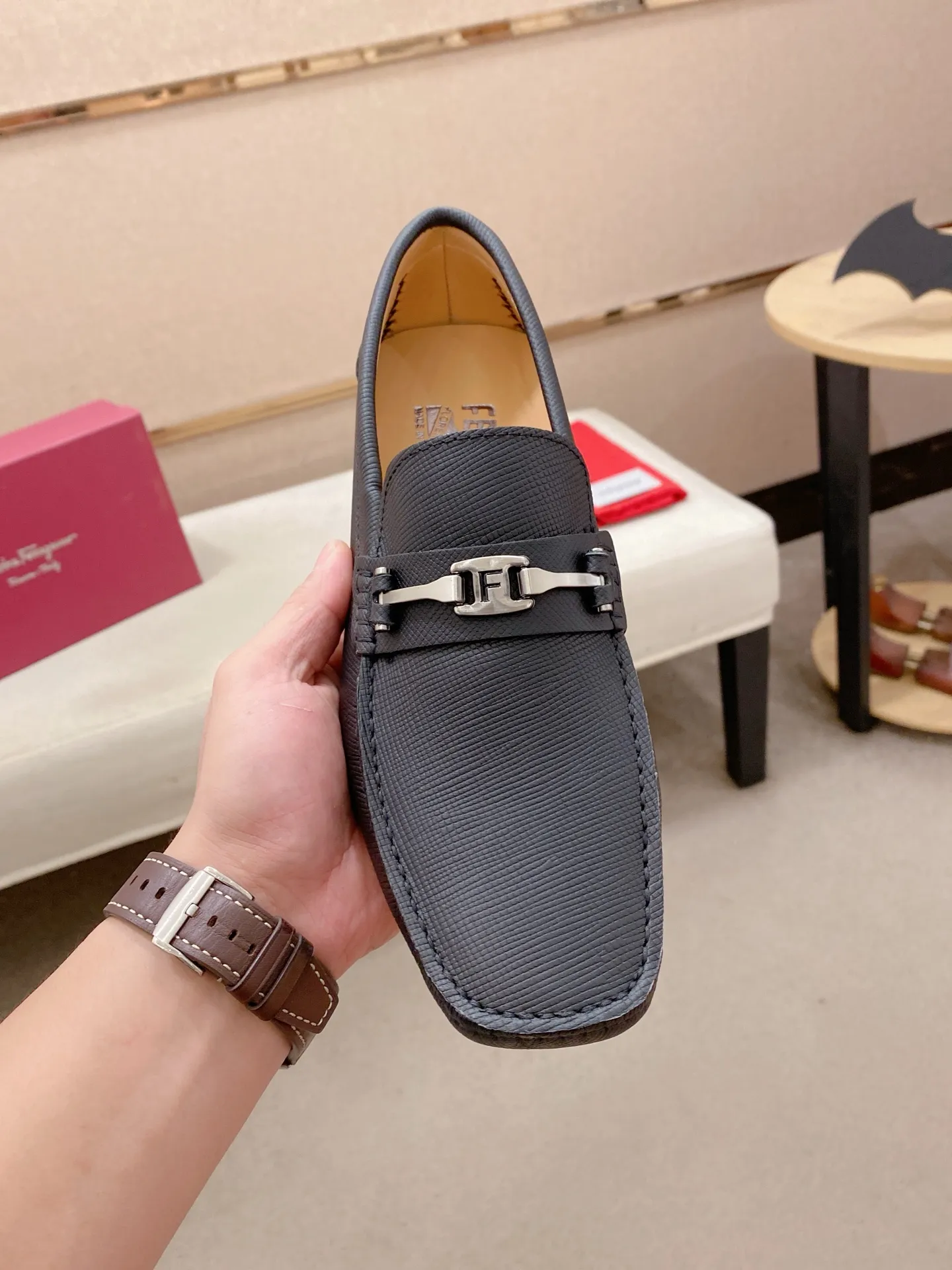 Factory price: 540💰High-end quality! Ferragamo🆕🆕Exclusive hot-selling products in stock🔥🔥New products on the shelves, high-quality Ferragamo men's pea shoes, high-end casual driving shoes, with complete packaging! 💪 💪 Material: imported first-layer cowhide 🐂 + imported high-quality water-dyed cowhide lining + wear-resistant outsole 👍🏻👍🏻 Features: high-end and comfortable, purely handmade 🚀 🚀 Create the perfect shoe that suits you best 🔥 🔥 Size: (38-44) 45 standard size can be customized!